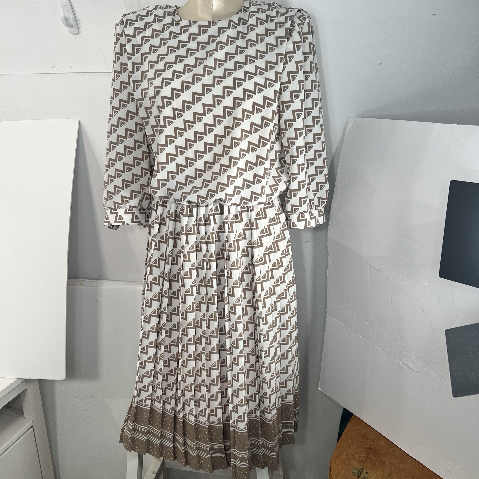 Vintage VLP Dress 80s Geometric Blouson tan white Pleated Skirt Size 10P