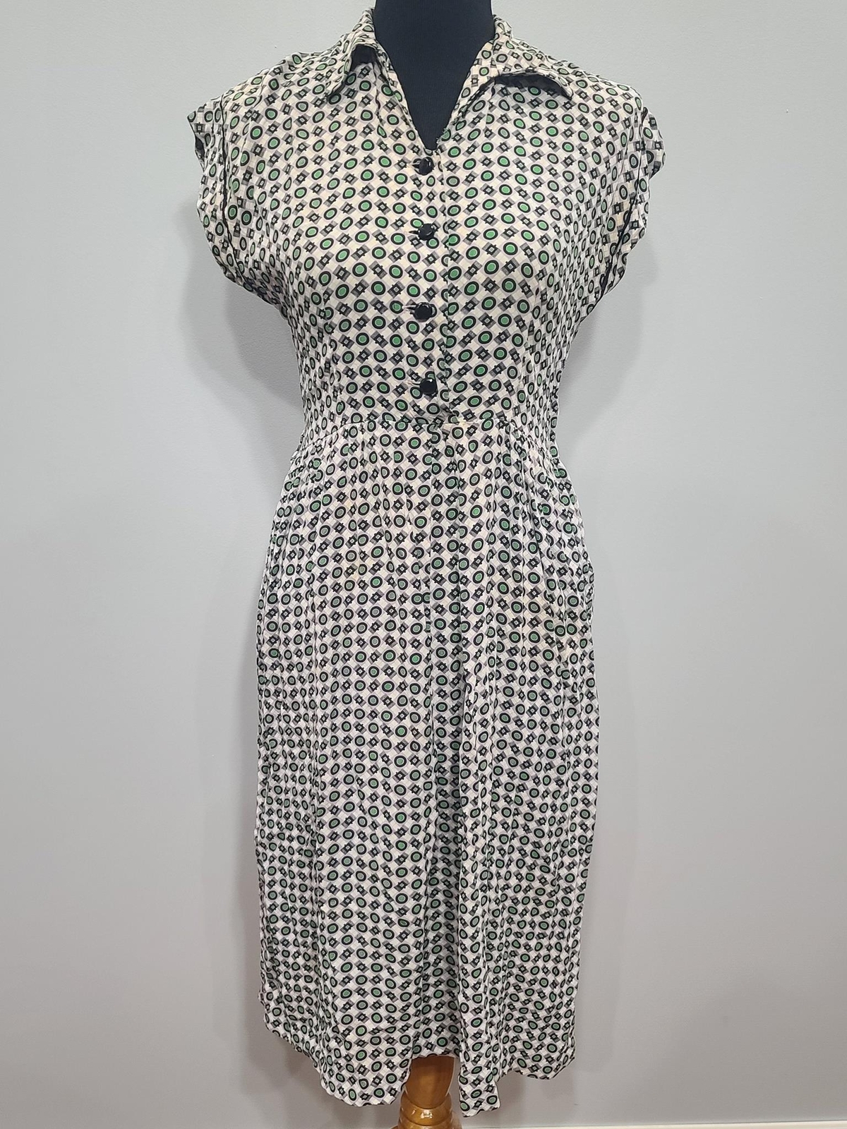 Vintage 1940s Green Print Dress AS-IS Rayon Novelty WWII 40s (B-33″ W-27″ H-37″)