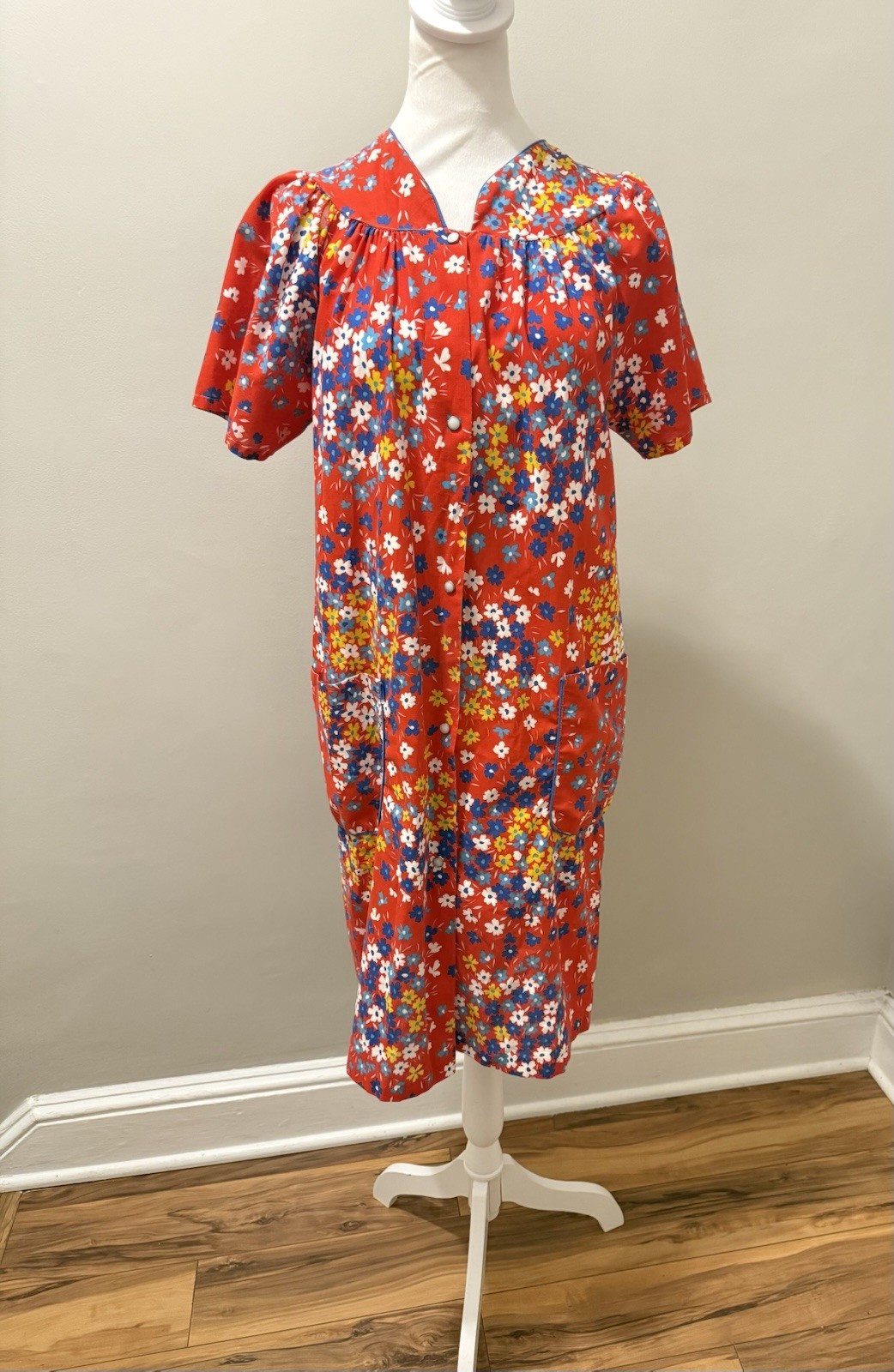 Vintage 60s House Dress Mumu Pockets Snap Front Red Floral S/M