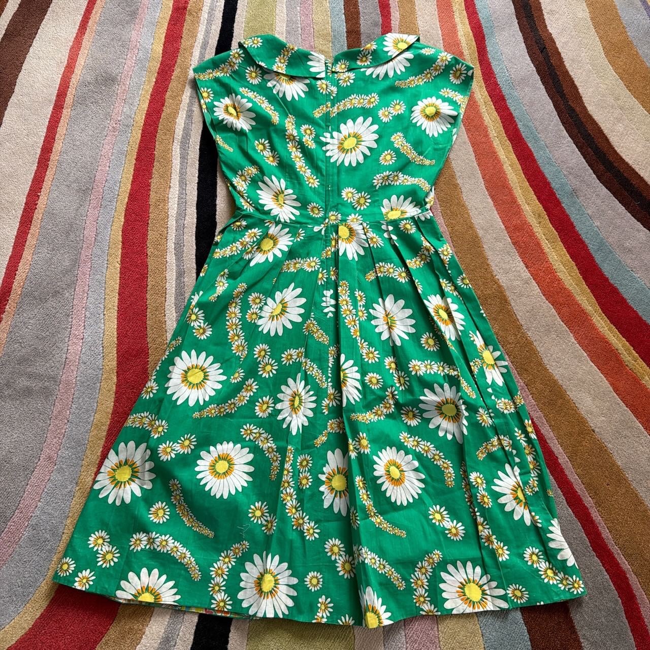 Super Cute Cotton Daisy Women’s Vintage dress 1960’s Medium
